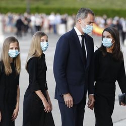 Los Reyes Felipe y Letizia y sus hijas Leonor y Sofía en el funeral por las víctimas del coronavirus