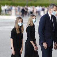 Los Reyes Felipe y Letizia y sus hijas Leonor y Sofía en el funeral por las víctimas del coronavirus