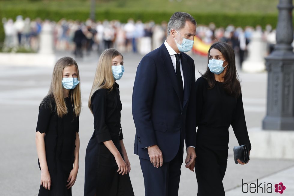 Los Reyes Felipe y Letizia y sus hijas Leonor y Sofía en el funeral por las víctimas del coronavirus