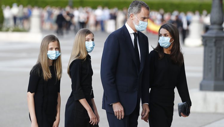 Los Reyes Felipe y Letizia y sus hijas Leonor y Sofía en el funeral por las víctimas del coronavirus