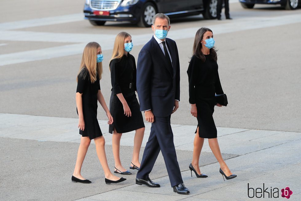 Los Reyes Felipe y Letizia con sus hijas, la Princesa Leonor y la Infanta Sofía, en el funeral por las víctimas del coronavirus