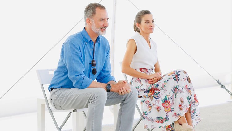 Los Reyes Felipe y Letizia en una charla en una cooperativa hortofrutícola en Cieza