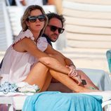 Amelia Bono y Manuel Martos en unas tumbonas en Ibiza