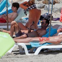 José Bono Jr y Aitor Gómez tumbados al sol en Ibiza