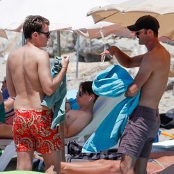 José Bono Jr y Aitor Gómez en una playa de Ibiza