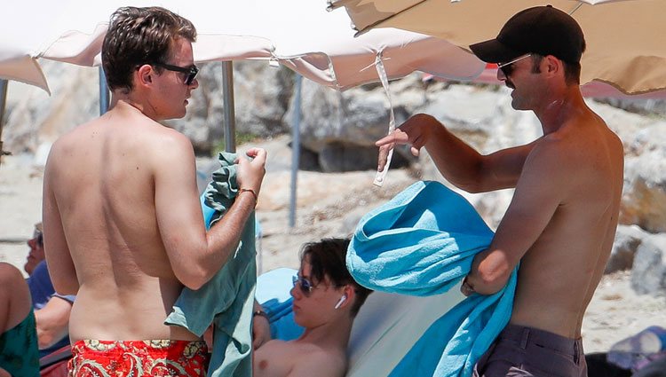 José Bono Jr y Aitor Gómez en una playa de Ibiza