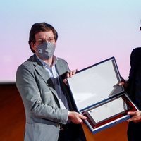 José Luis Martínez Almeida dando una placa homenaje a Alejandro Sanz