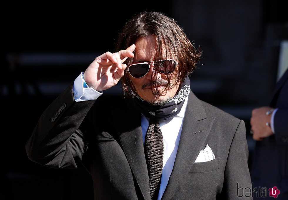 Johnny Depp llegando al juicio con Amber Heard