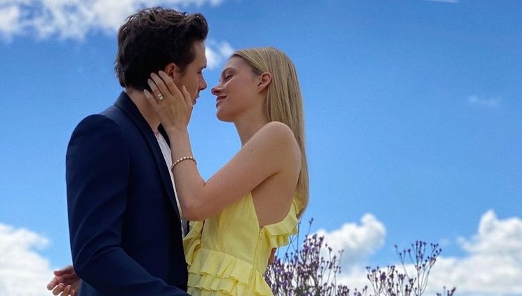 Brooklyn Beckham y Nicola Peltz anunciando su compromiso