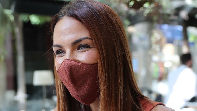 Tamara Gorro con mascarilla saliendo a comer por Madrid