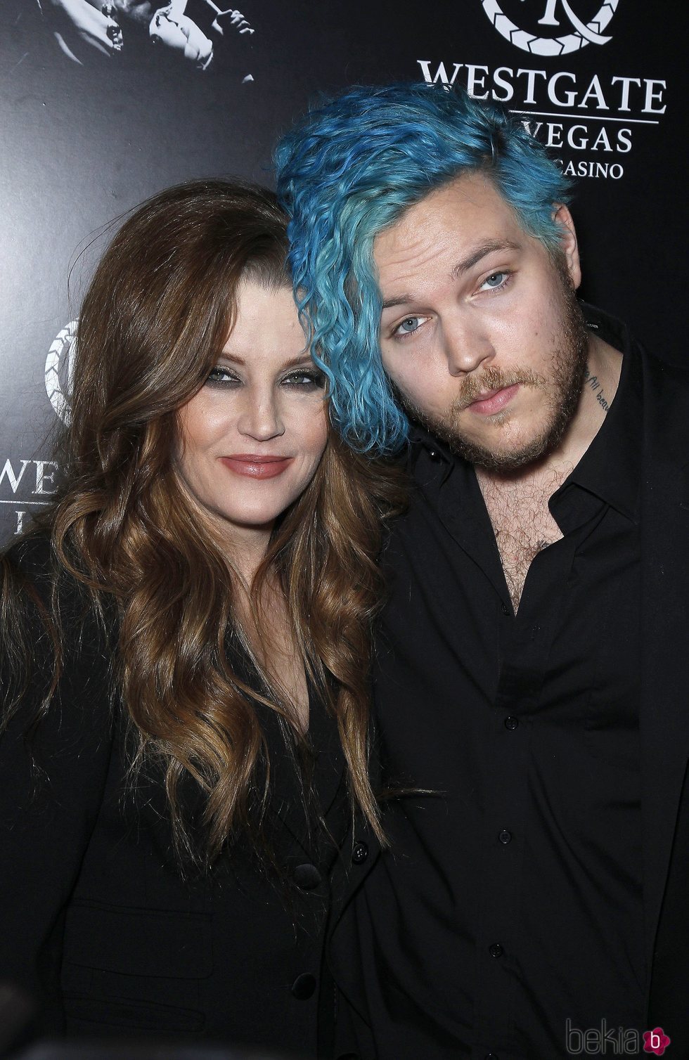 Lisa Marie Presley posando con su hijo Benjamin Keough