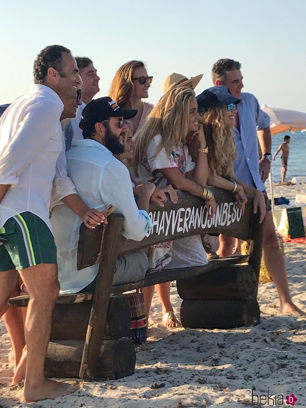 Borja Thyssen y Blanca Cuesta con unos amigos en Formentera