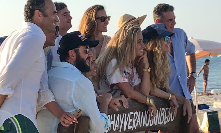 Borja Thyssen y Blanca Cuesta con unos amigos en Formentera