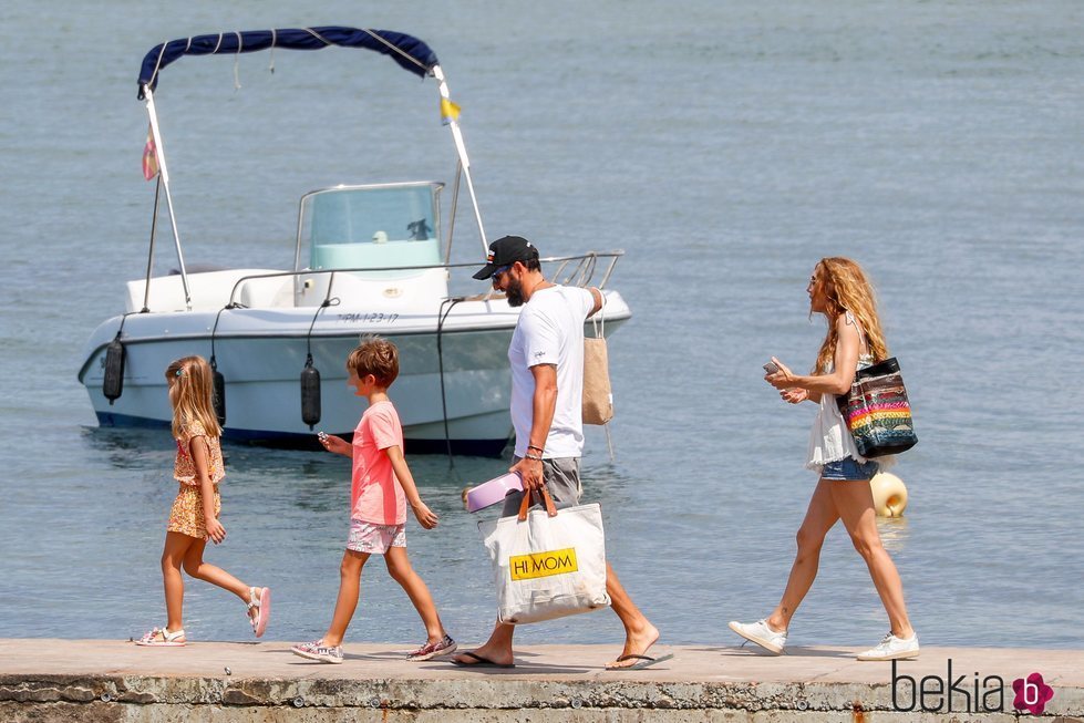 Borja Thyssen y Blanca Cuesta con sus hijos en Ibiza durante unas vacaciones