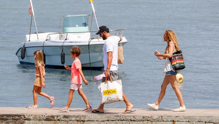 Borja Thyssen y Blanca Cuesta con sus hijos en Ibiza durante unas vacaciones