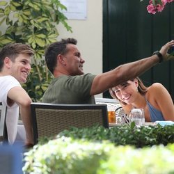 Miguel Bernardeau, Aitana Ocaña y su padre haciéndose un selfie