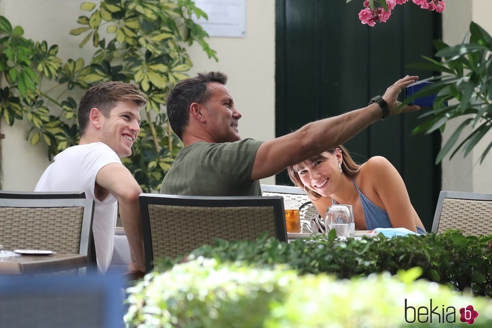 Miguel Bernardeau, Aitana Ocaña y su padre haciéndose un selfie