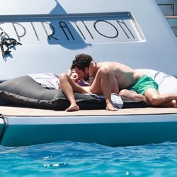 Alejandra Onieva y Sebastian Stan muy cariñosos tomando el sol en Ibiza