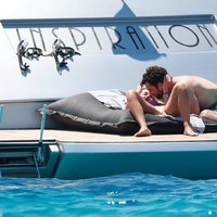 Alejandra Onieva y Sebastian Stan muy cariñosos tomando el sol en Ibiza