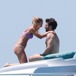 Alejandra Onieva y Sebastian Stan, de vacaciones en un yate en Ibiza