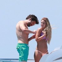 Sebastian Stan colocando el bikini a Alejandra Onieva en Ibiza