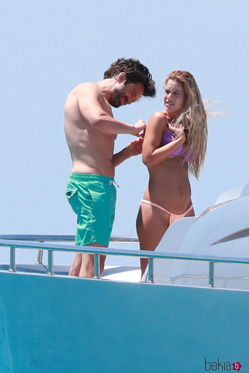 Sebastian Stan colocando el bikini a Alejandra Onieva en Ibiza