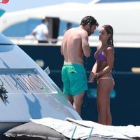 Sebastian Stan y Alejandra Onieva a bordo de un yate en Ibiza