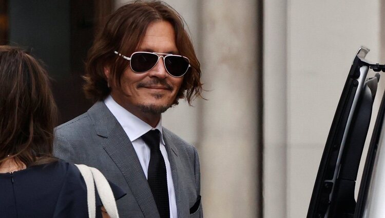 Johnny Depp saliendo del juzgado