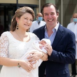 Guillermo y Stéphanie de Luxemburgo con su hijo Carlos de Luxemburgo en su presentación