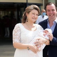 Guillermo y Stéphanie de Luxemburgo con su hijo Carlos de Luxemburgo en su presentación