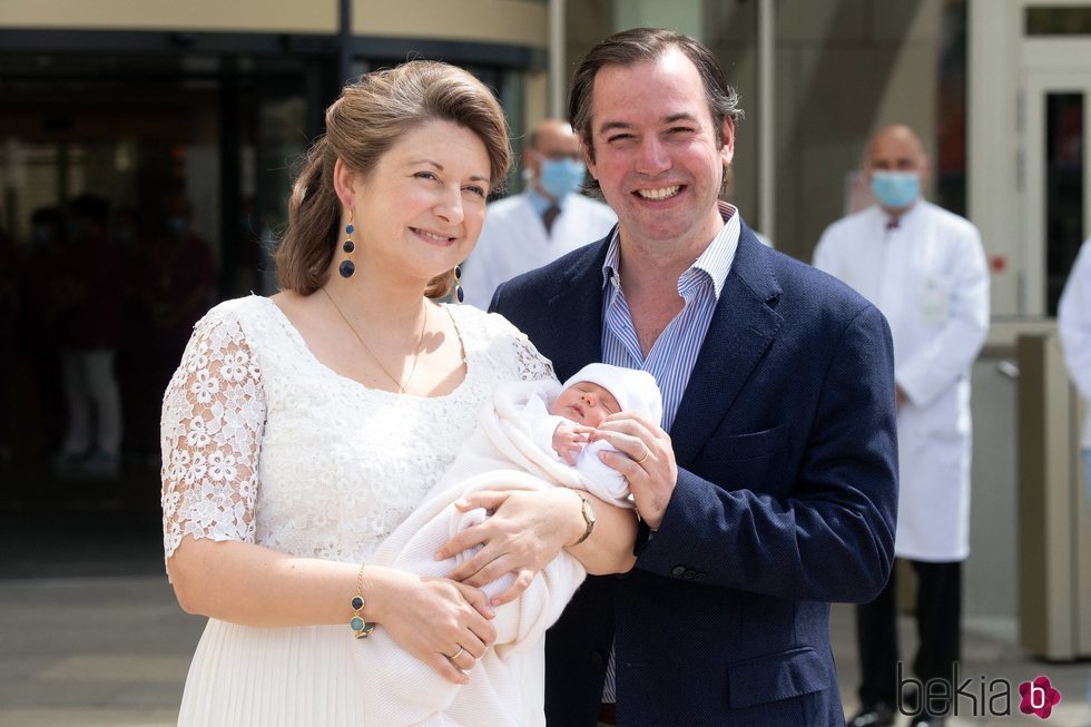 Guillermo y Stéphanie de Luxemburgo con su hijo Carlos de Luxemburgo en su presentación