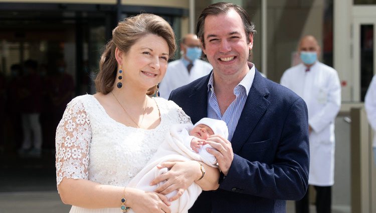 Guillermo y Stéphanie de Luxemburgo con su hijo Carlos de Luxemburgo en su presentación