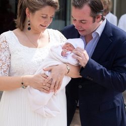 Guillermo y Stéphanie de Luxemburgo miran emocionados a su hijo Carlos de Luxemburgo en su presentación