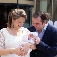 Guillermo y Stéphanie de Luxemburgo miran emocionados a su hijo Carlos de Luxemburgo en su presentación