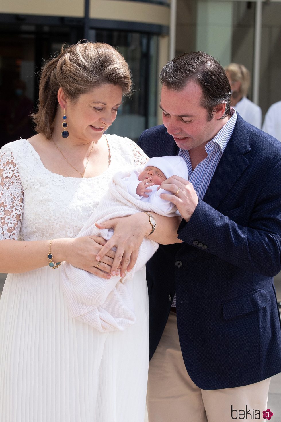 Guillermo y Stéphanie de Luxemburgo miran emocionados a su hijo Carlos de Luxemburgo en su presentación