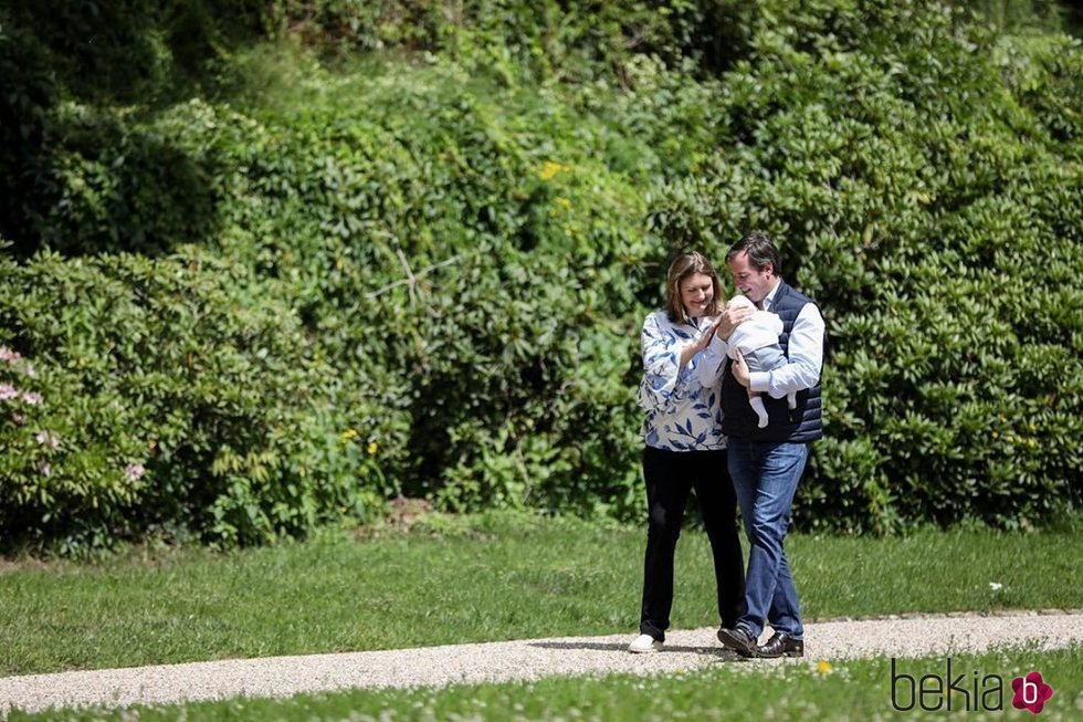 Guillermo y Stéphanie de Luxemburgo pasean con su hijo Carlos de Luxemburgo