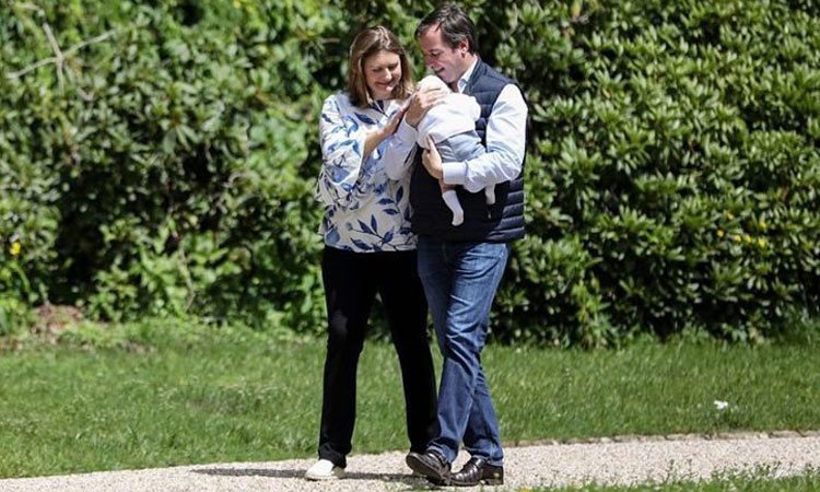 Guillermo y Stéphanie de Luxemburgo pasean con su hijo Carlos de Luxemburgo