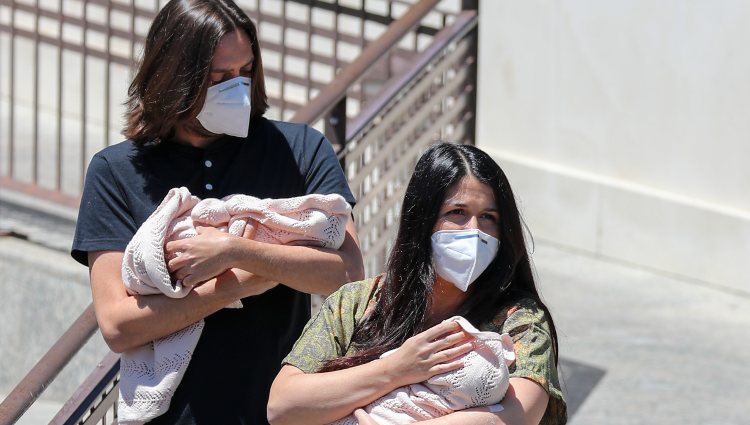 Sara Verdasco y Juan Carmona salen del hospital con sus hijas