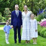 Victoria y Daniel de Suecia junto a sus hijos Estela y Oscar en el 43 cumpleaños de la Princesa