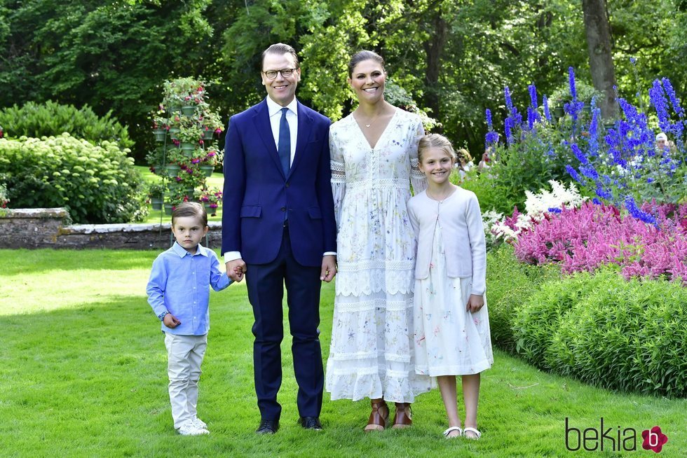 Victoria y Daniel de Suecia junto a sus hijos Estela y Oscar en el 43 cumpleaños de la Princesa