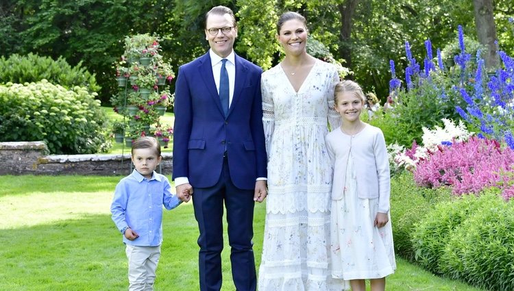 Victoria y Daniel de Suecia junto a sus hijos Estela y Oscar en el 43 cumpleaños de la Princesa