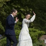 Daniel y Victoria de Suecia saludando en su 43 cumpleaños