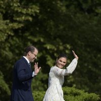 Daniel y Victoria de Suecia saludando en su 43 cumpleaños