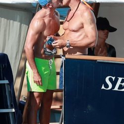 Jesús Vázquez besándose con su marido, Roberto, en Formentera