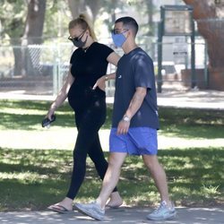 Sophie Turner luce avanzado estado de gestación junto a Joe Jonas