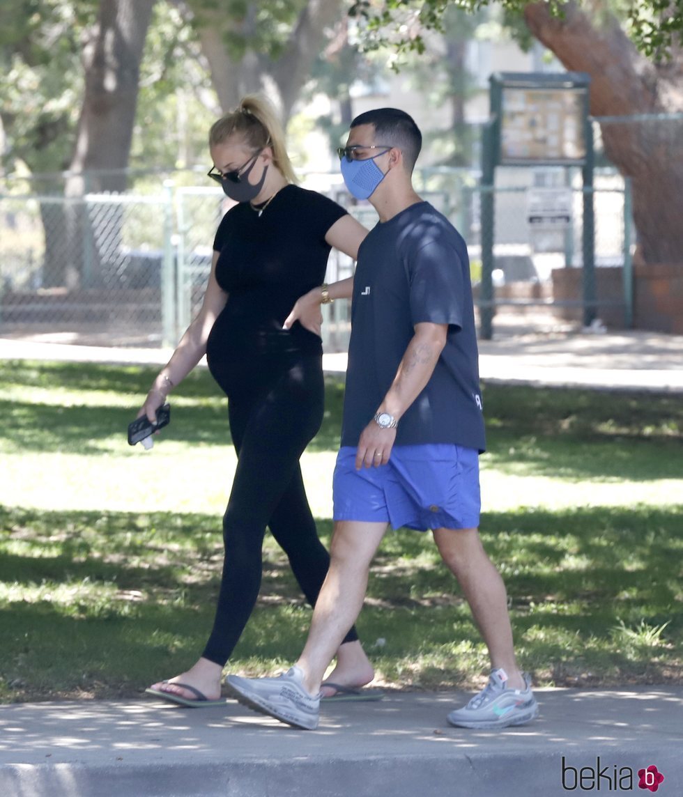 Sophie Turner luce avanzado estado de gestación junto a Joe Jonas