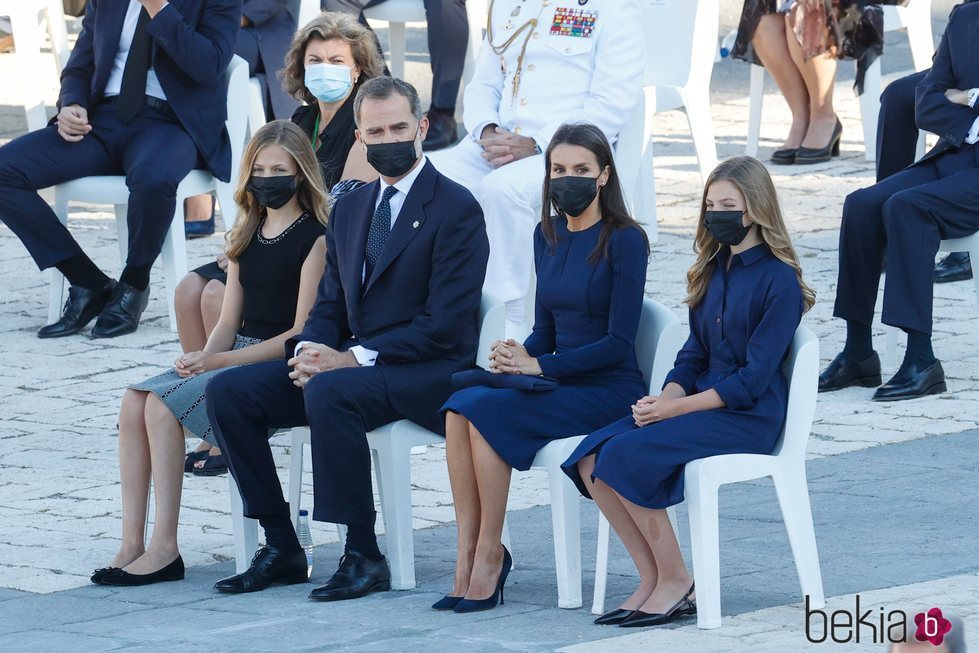 Los Reyes Felipe y Letizia, Leonor y Sofía presidiendo el homenaje de Estado por las víctimas del coronavirus