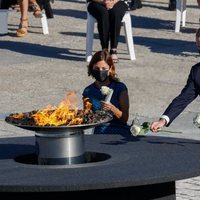 El Rey Felipe y la Princesa Leonor depositan una rosa blanca en el homenaje de Estado por las víctimas del coronavirus