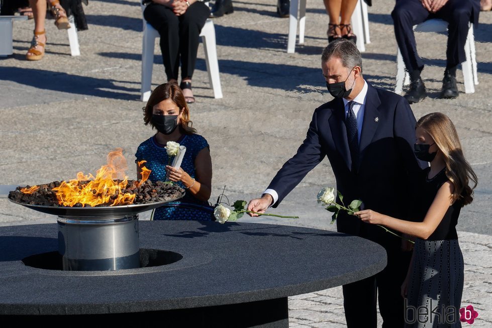 El Rey Felipe y la Princesa Leonor depositan una rosa blanca en el homenaje de Estado por las víctimas del coronavirus