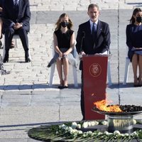 El Rey Felipe VI lee su discurso ante la Reina Letizia, Leonor y Sofía en el homenaje de Estado